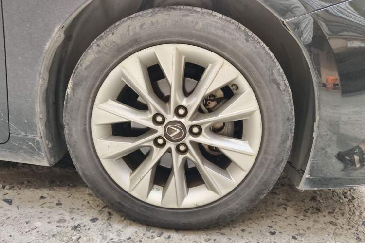 Used Lexus ES 2013 300h Elite Edition Right Front Wheel Hub