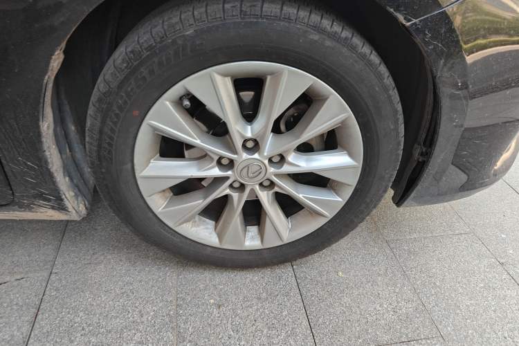 Used Lexus ES 2013 300h Elite Edition Right Front Wheel Hub