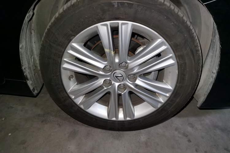 Used Lexus ES 2013 250 Elegant Edition Right Front Wheel Hub