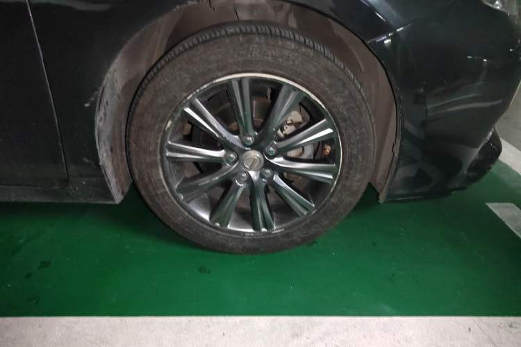 Used Lexus ES 2013 300h Elite Edition Right Front Wheel Hub