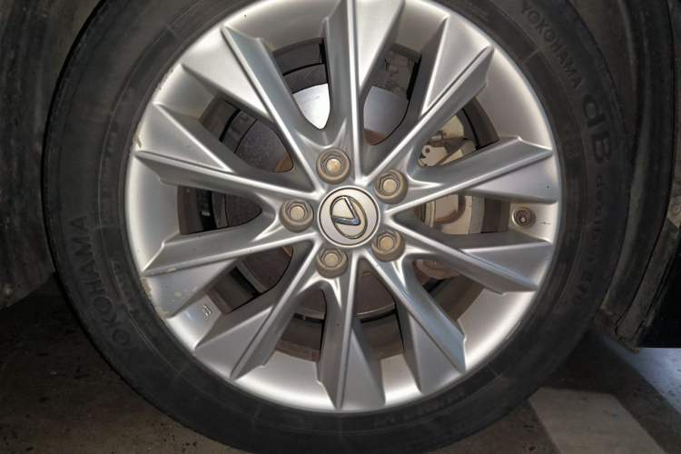 Used Lexus ES 2013 300h Elite Edition Right Front Wheel Hub