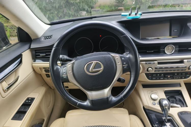 Used Lexus ES 2013 300h Elite Edition Steering Wheel