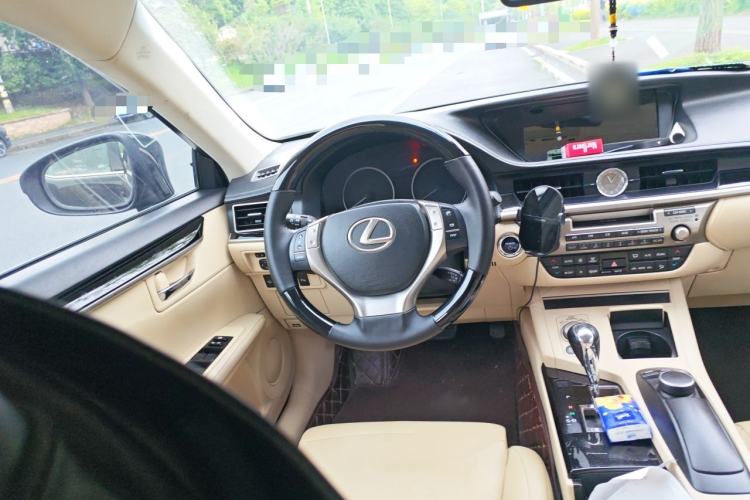 Used Lexus ES 2013 300h Elite Edition Steering Wheel