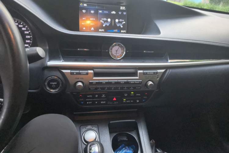Used Lexus ES 2013 300h Elite Edition Audio And AC Panel