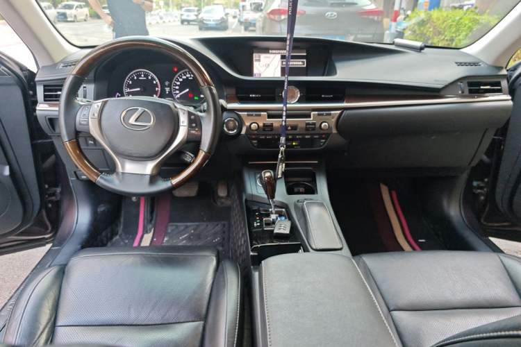 Used Lexus ES 2013 250 Elegant Edition Center Console
