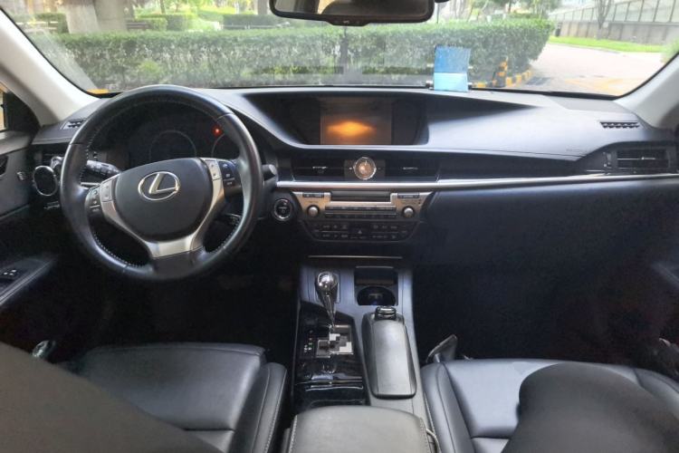 Used Lexus ES 2013 300h Elite Edition Center Console