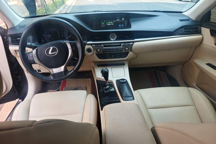 Used Lexus ES 2013 300h Elite Edition Center Console