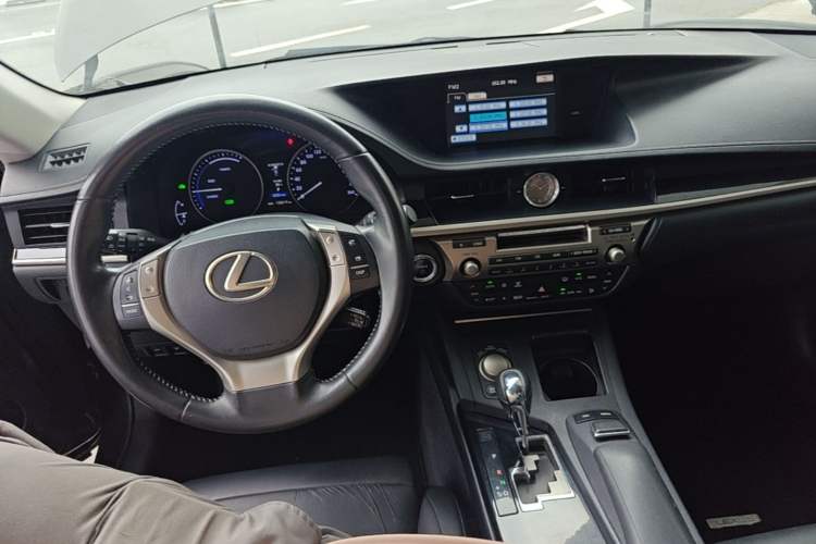Used Lexus ES 2013 300h Elite Edition Center Console