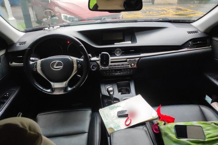 Used Lexus ES 2013 300h Elite Edition Center Console