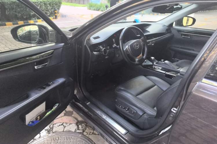 Used Lexus ES 2013 300h Elite Edition Driver Seat
