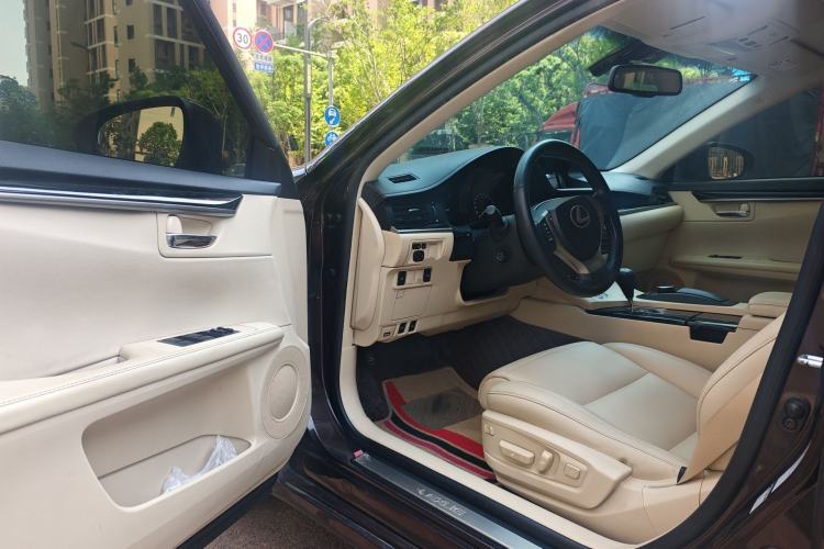 Used Lexus ES 2013 300h Elite Edition Driver Seat