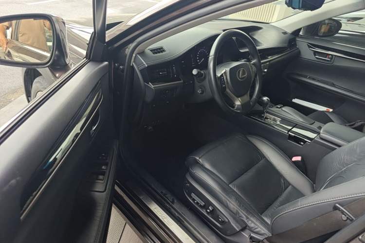Used Lexus ES 2013 300h Elite Edition Driver Seat
