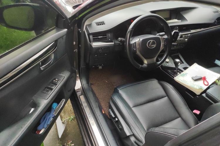 Used Lexus ES 2013 300h Elite Edition Driver Seat