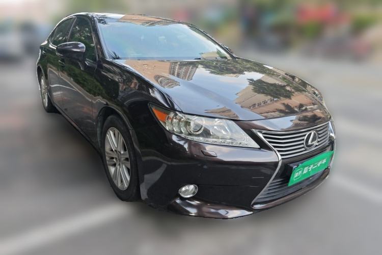 Used Lexus ES 2013 250 Elegant Edition Front Right 45 Deg