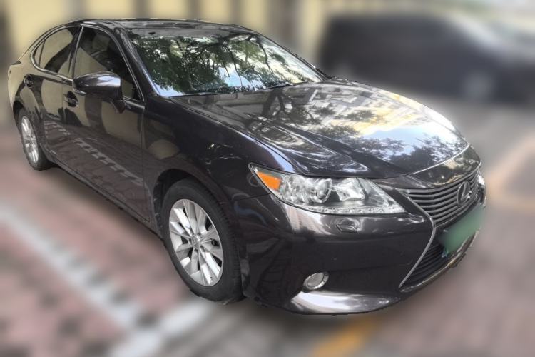 Used Lexus ES 2013 300h Elite Edition Front Right 45 Deg