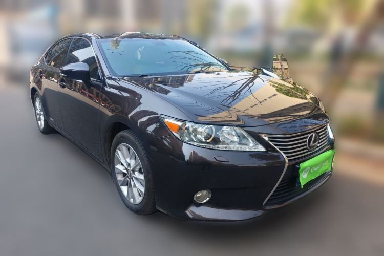 Used Lexus ES 2013 300h Elite Edition Front Right 45 Deg