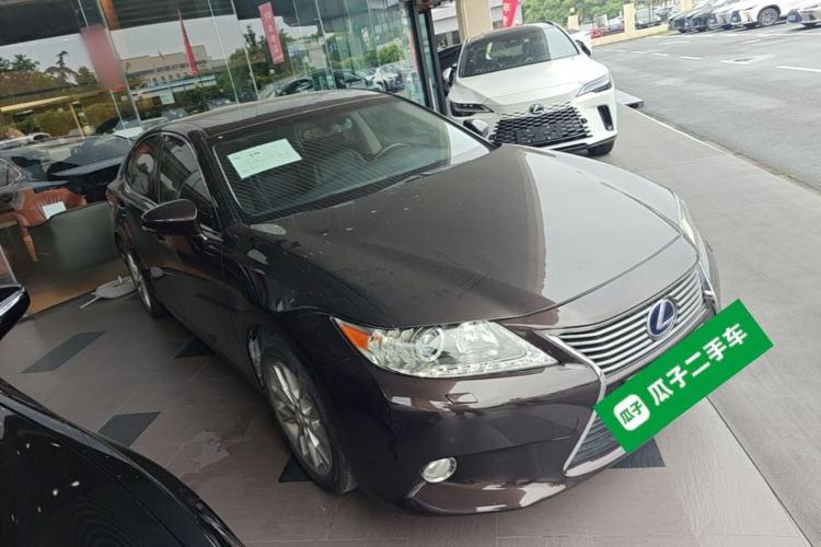 Used Lexus ES 2013 300h Elite Edition Front Right 45 Deg