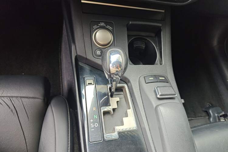 Used Lexus ES 2013 300h Elite Edition Gear Lever