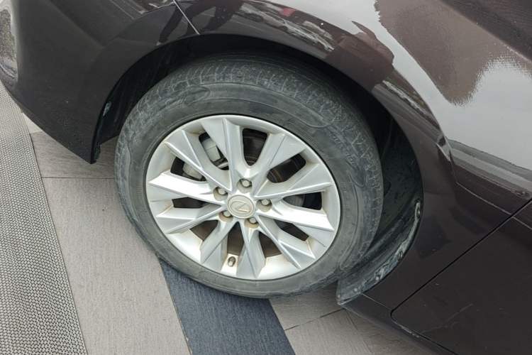 Used Lexus ES 2013 300h Elite Edition Left Front Wheel Hub