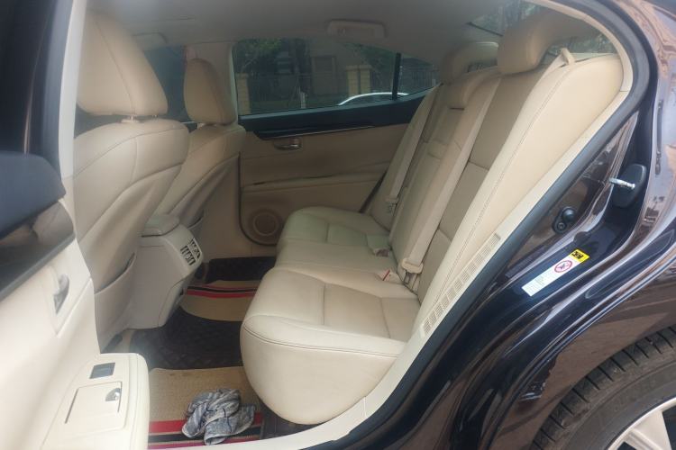 Used Lexus ES 2013 300h Elite Edition Left Rear Seat