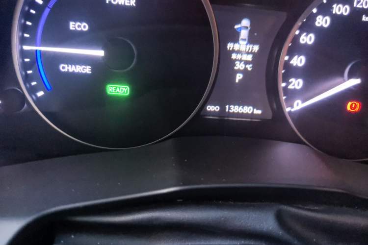Used Lexus ES 2013 300h Elite Edition Odometer Close Up