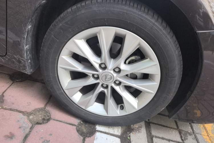 Used Lexus ES 2013 300h Elite Edition Right Front Wheel Hub
