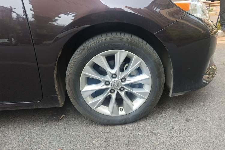 Used Lexus ES 2013 300h Elite Edition Right Front Wheel Hub