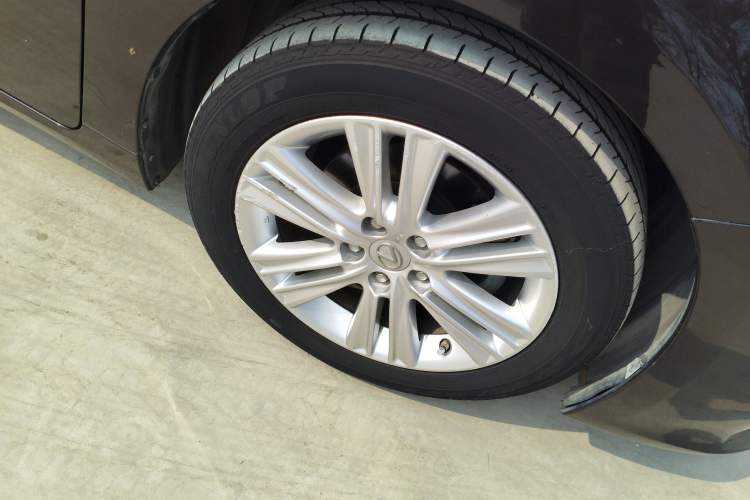 Used Lexus ES 2013 250 Elegant Edition Right Front Wheel Hub