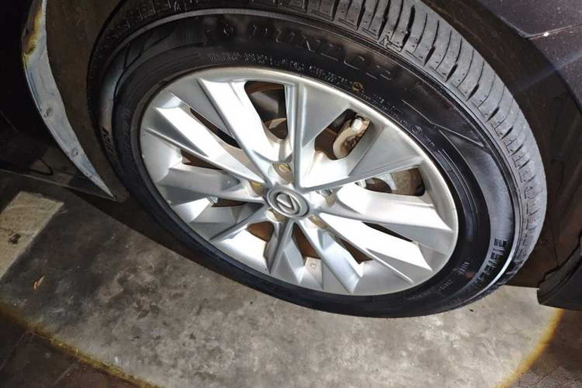 Used Lexus ES 2013 300h Elite Edition Right Front Wheel Hub