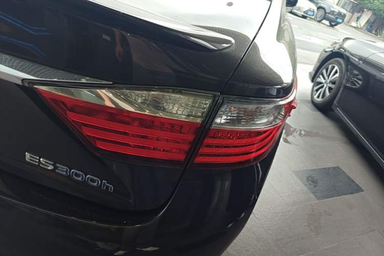 Used Lexus ES 2013 300h Elite Edition Right Rear Taillight