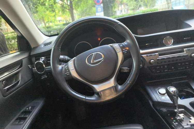 Used Lexus ES 2013 300h Elite Edition Steering Wheel