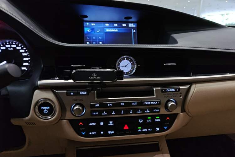 Used Lexus ES 2013 300h Elite Edition Audio And AC Panel