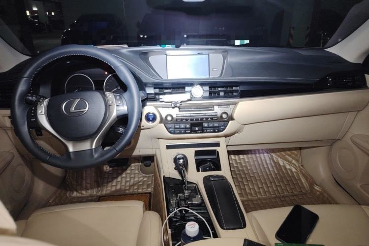 Used Lexus ES 2013 300h Elite Edition Center Console