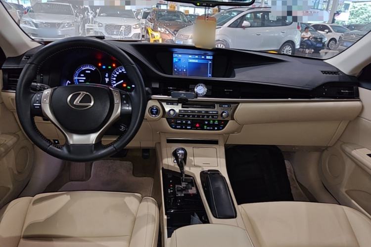 Used Lexus ES 2013 300h Elite Edition Center Console