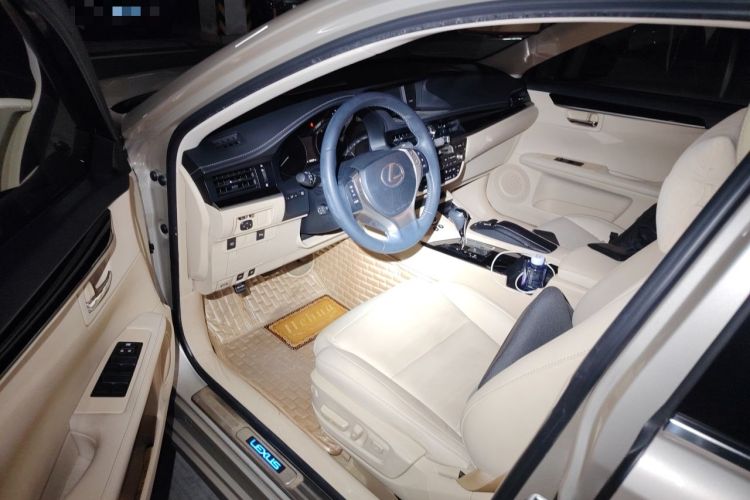 Used Lexus ES 2013 300h Elite Edition Driver Seat