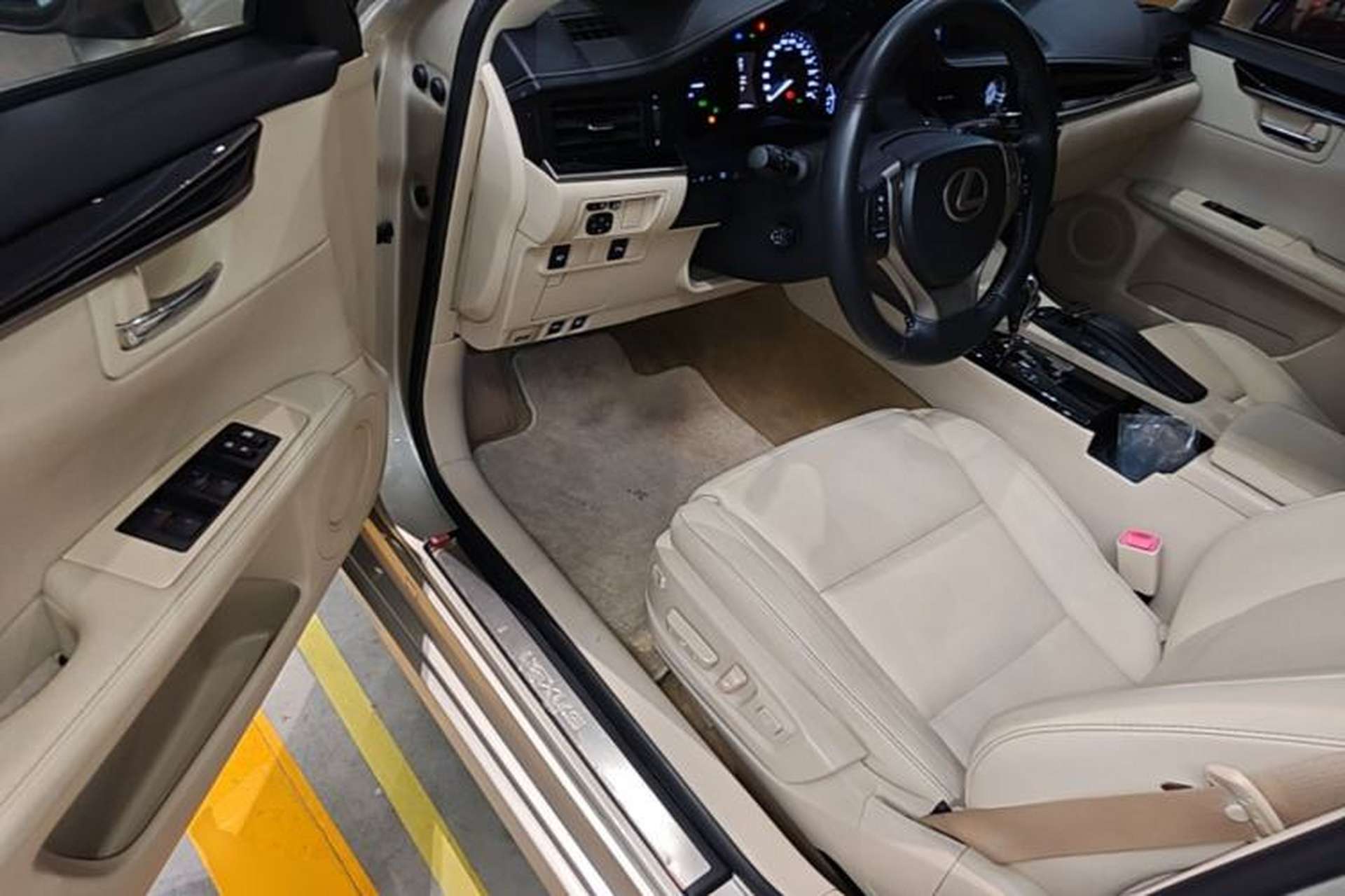 Used Lexus ES 2013 300h Elite Edition Driver Seat