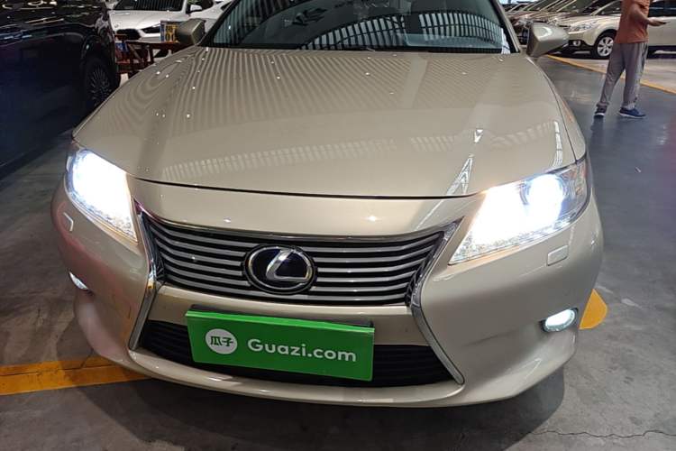Used Lexus ES 2013 300h Elite Edition Front