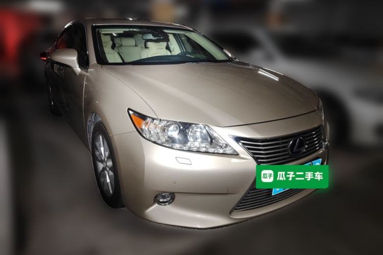 Used Lexus ES 2013 300h Elite Edition Front Right 45 Deg