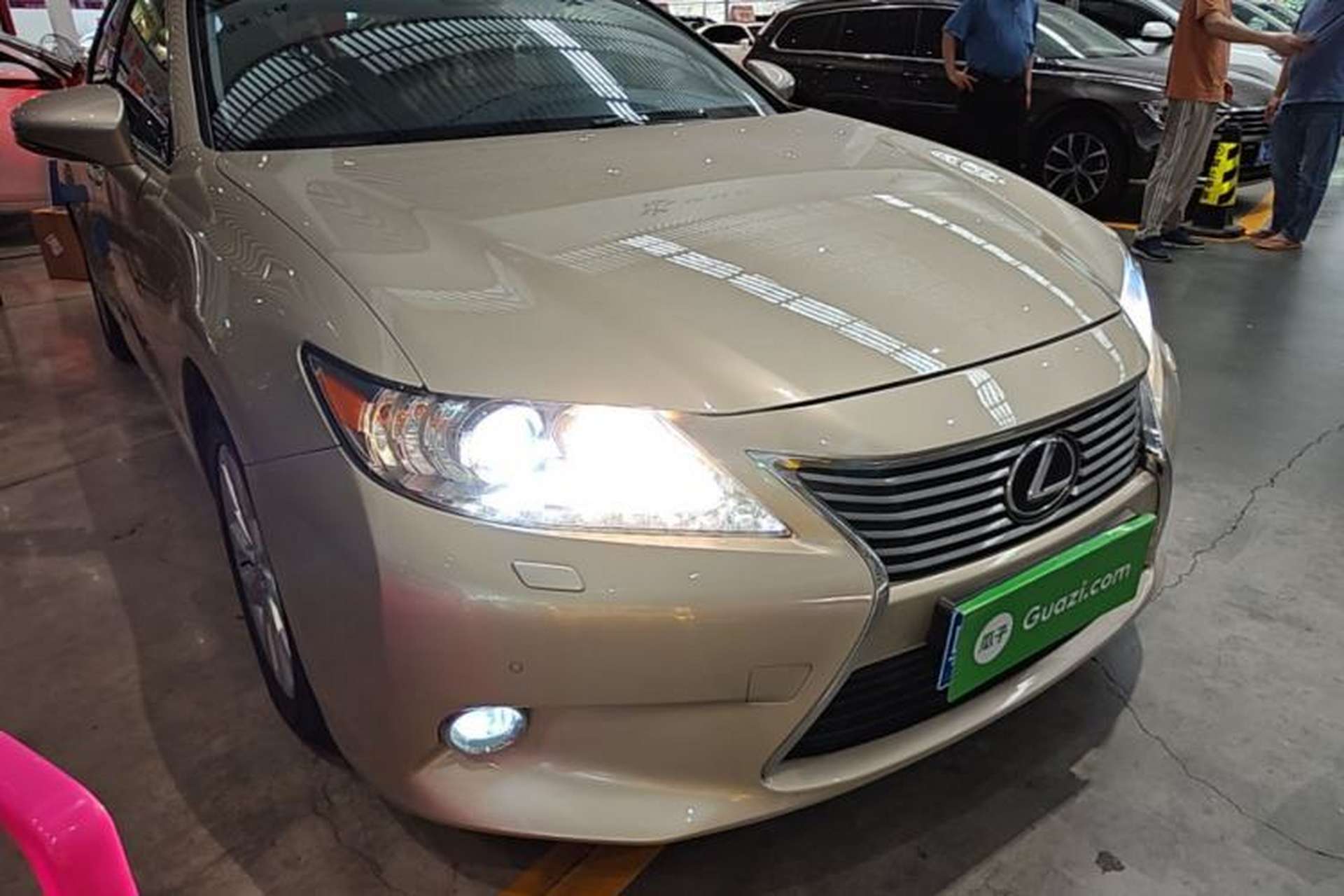 Used Lexus ES 2013 300h Elite Edition Front Right 45 Deg