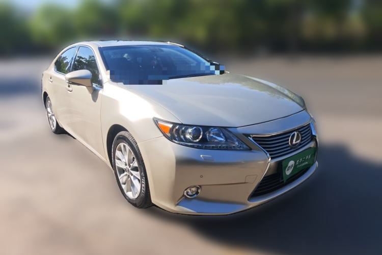 Used Lexus ES 2013 300h Elite Edition Front Right 45 Deg