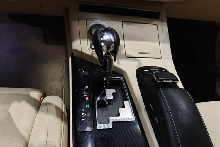 Used Lexus ES 2013 300h Elite Edition Gear Lever