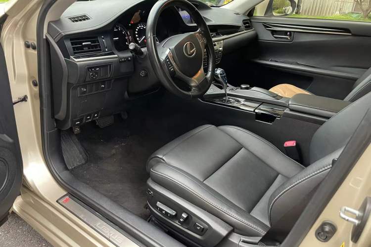 Used Lexus ES 2013 250 Elite Edition Interior 3