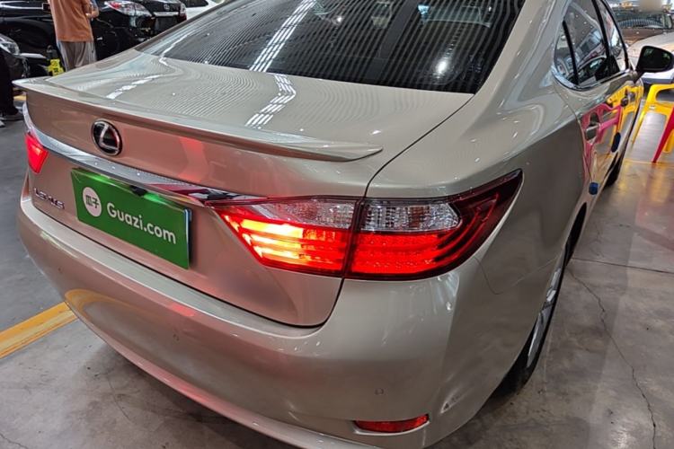 Used Lexus ES 2013 300h Elite Edition Rear Right 45 Deg