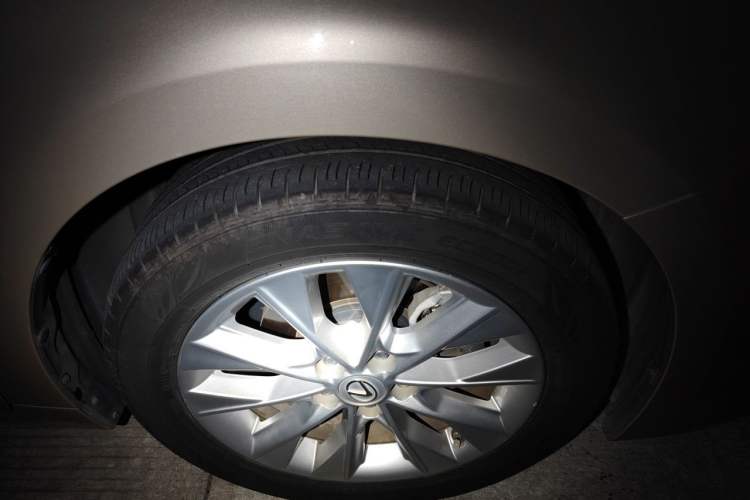 Used Lexus ES 2013 300h Elite Edition Right Front Wheel Hub