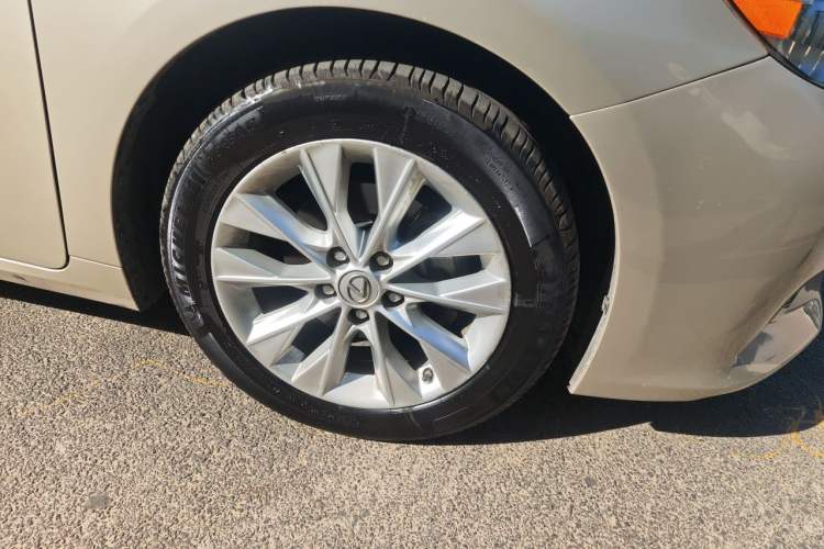 Used Lexus ES 2013 300h Elite Edition Right Front Wheel Hub