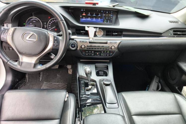 Used Lexus ES 2013 300h Elite Edition Center Console