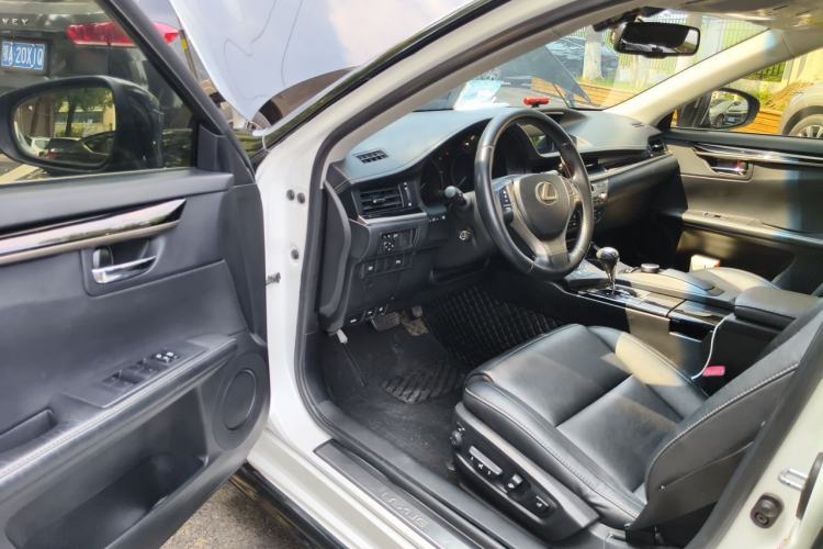 Used Lexus ES 2013 300h Elite Edition Driver Seat