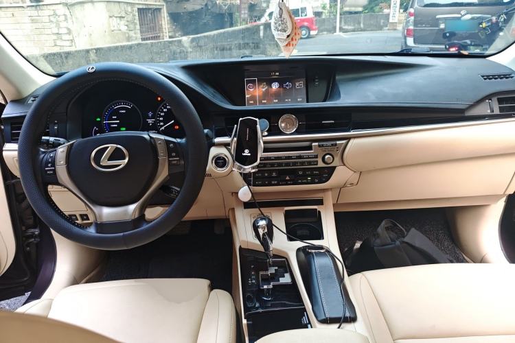 Used Lexus ES 2013 300h Elite Edition Center Console