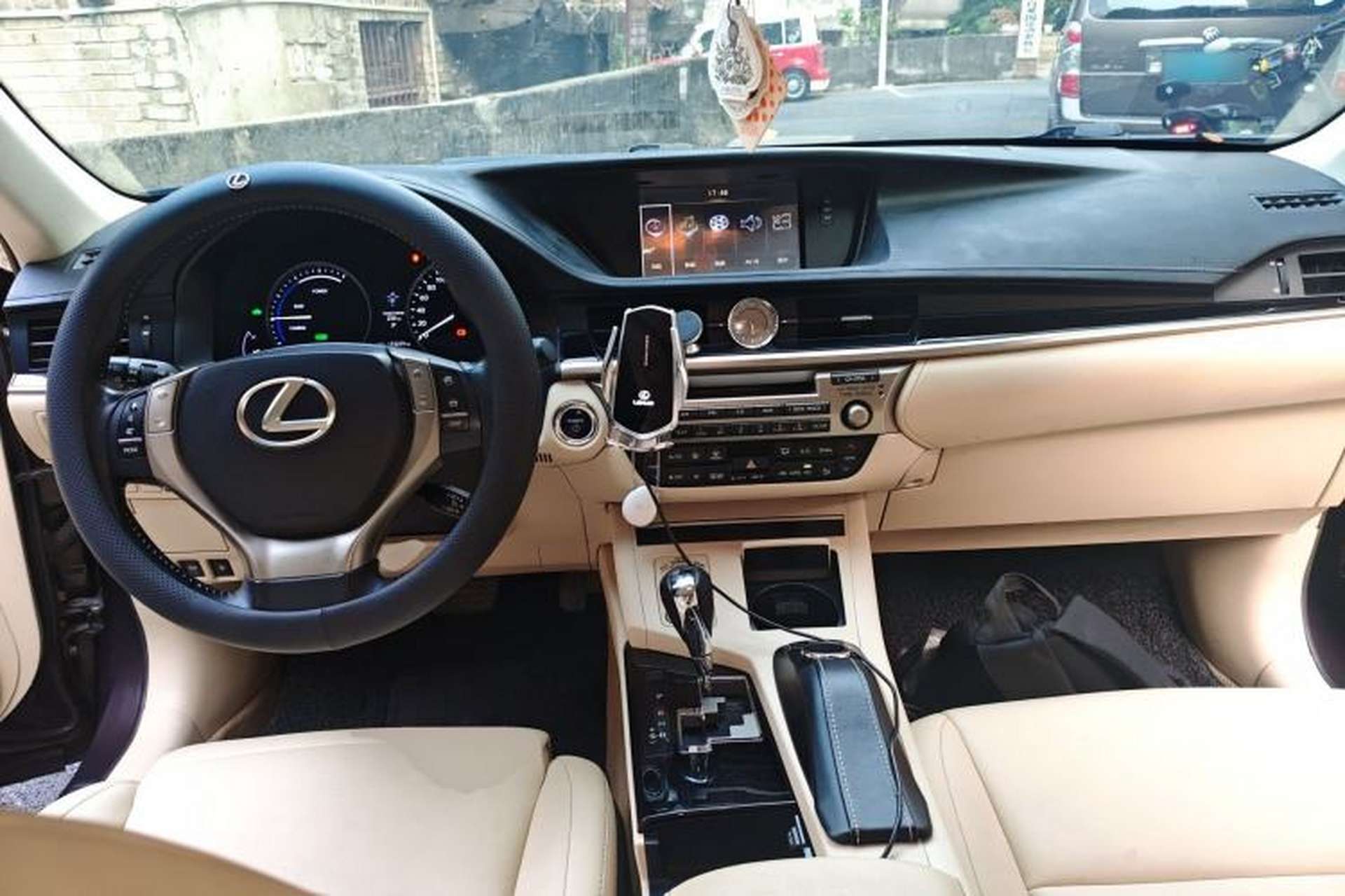 Used Lexus ES 2013 300h Elite Edition Center Console