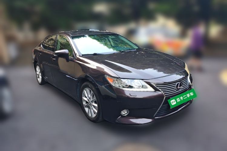Used Lexus ES 2013 300h Elite Edition Front Right 45 Deg